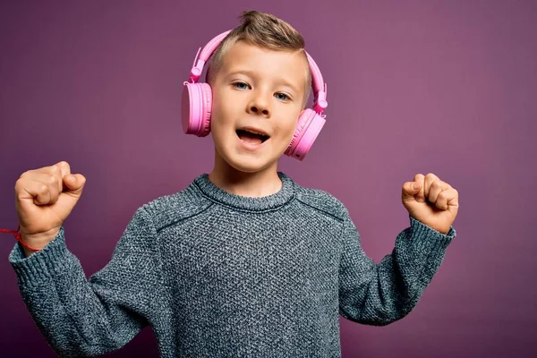 Jonge Kleine Kaukasische Kind Dragen Van Koptelefoon Luisteren Naar Muziek — Stockfoto