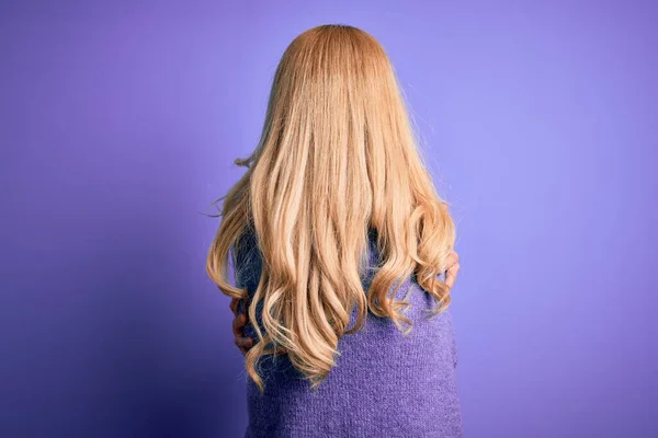Junge Schöne Blonde Frau Lässigem Rollkragenpullover Vor Lila Hintergrund Die — Stockfoto