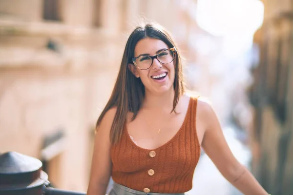 Молода Красива Жінка Посміхається Щасливою Впевненою Стоячи Посмішкою Вулиці Міста — стокове фото