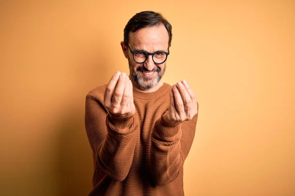 Middelbare Leeftijd Hamsteraar Dragen Bruine Trui Bril Geïsoleerde Gele Achtergrond — Stockfoto