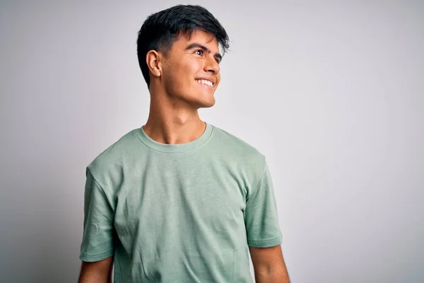 Junger Gutaussehender Mann Lässigem Shirt Vor Isoliertem Weißem Hintergrund Der — Stockfoto