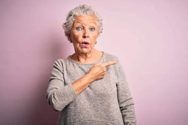 Senior Hermosa Mujer Con Camiseta Casual Pie Sobre Fondo Rosa — Foto de Stock