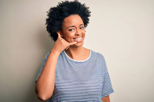 Wanita Muda Afro Afrika Amerika Yang Cantik Dengan Rambut Keriting — Stok Foto