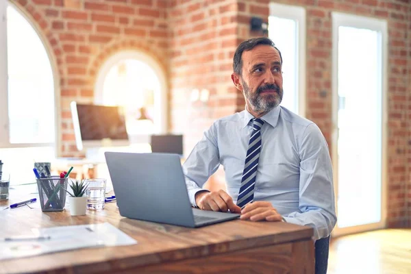 Homem Negócios Bonito Meia Idade Usando Gravata Sentado Usando Laptop — Fotografia de Stock