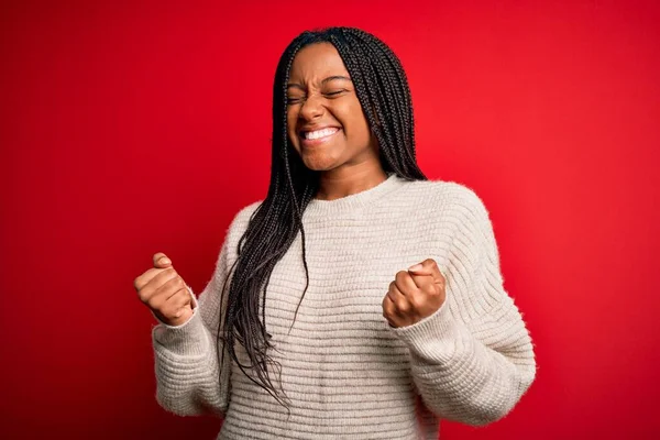 Ung Afrikansk Amerikansk Kvinna Bär Casual Vinter Tröja Över Röd — Stockfoto