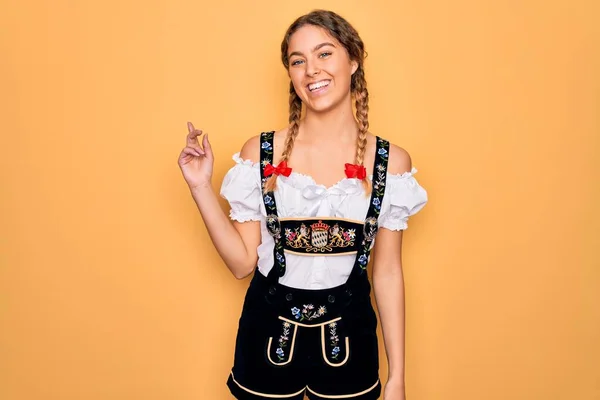 Ung Vacker Blond Tysk Kvinna Med Blå Ögon Bär Traditionell — Stockfoto