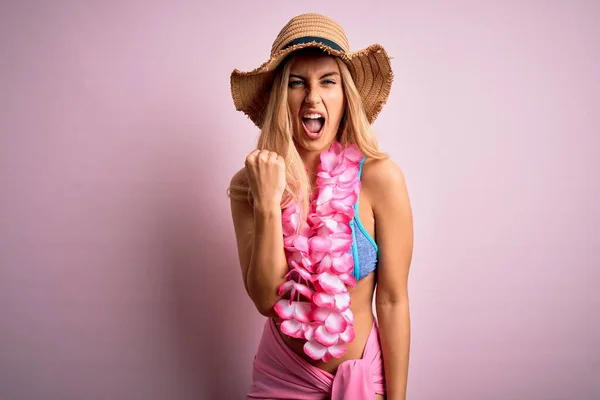 Young Beautiful Blonde Woman Vacation Wearing Bikini Hat Hawaiian Lei — Stock Photo, Image
