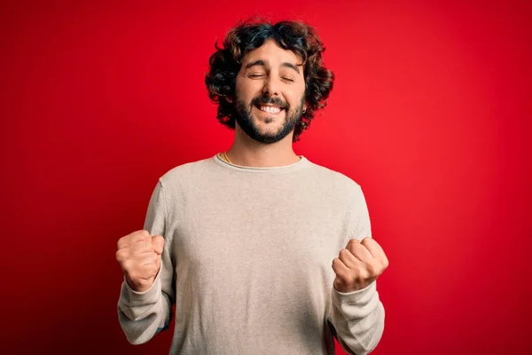 Jeune Homme Beau Avec Barbe Portant Pull Décontracté Debout Sur — Photo