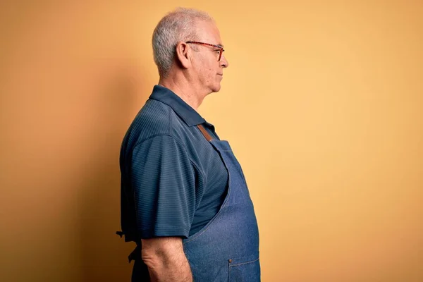 Limpiador Mediana Edad Hombre Limpieza Usando Delantal Guantes Sobre Fondo — Foto de Stock