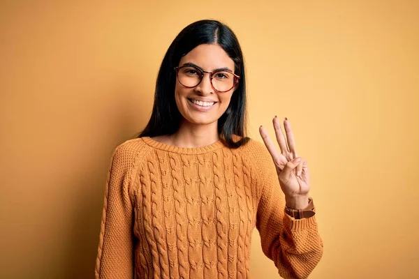 Ung Vacker Latinamerikansk Kvinna Bär Glasögon Över Gul Isolerad Bakgrund — Stockfoto
