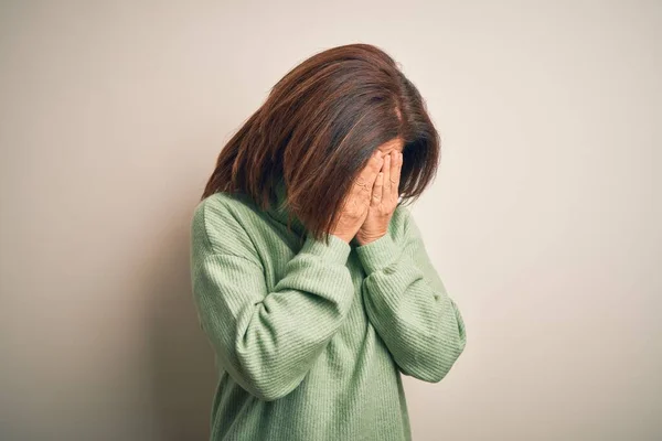 Middelbare Leeftijd Mooie Vrouw Dragen Casual Coltrui Geïsoleerde Witte Achtergrond — Stockfoto