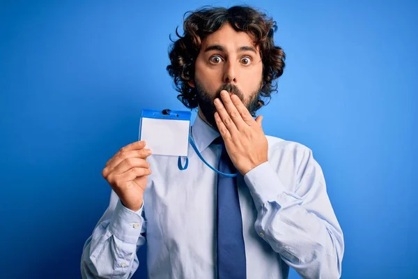 Młody Przystojny Biznesmen Brodą Trzymający Identyfikator Karty Identyfikacyjnej Nad Niebieską — Zdjęcie stockowe