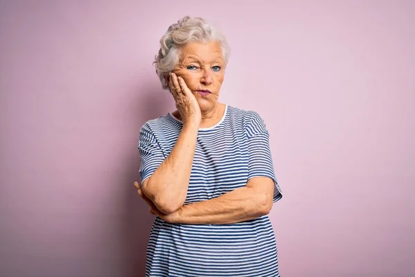 Senior Krásná Šedovlasá Žena Sobě Ležérní Tričko Přes Izolované Růžové — Stock fotografie