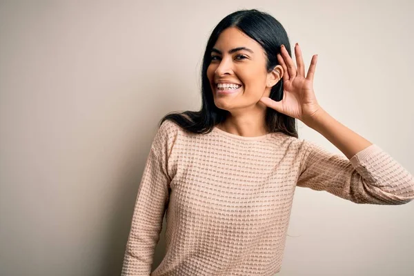 Junge Schöne Hispanische Frau Elegantem Rosa Pullover Vor Isoliertem Hintergrund — Stockfoto