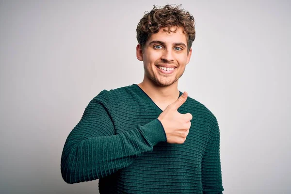 Joven Hombre Guapo Rubio Con Pelo Rizado Usando Suéter Verde —  Fotos de Stock