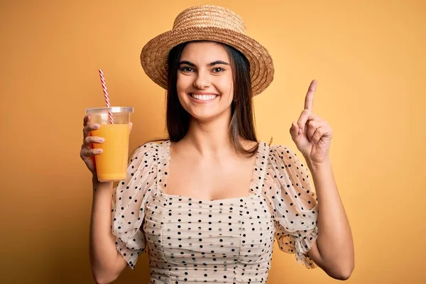 Mulher Morena Bonita Nova Férias Usando Chapéu Verão Bebendo Suco — Fotografia de Stock