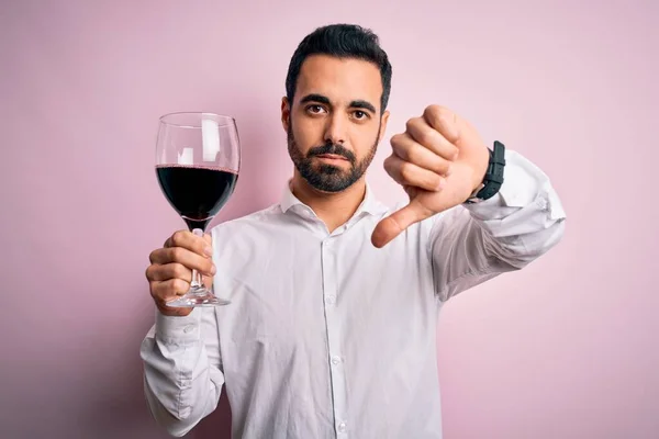 Sakallı Kırmızı Şarap Içen Genç Yakışıklı Adam Izole Edilmiş Pembe — Stok fotoğraf