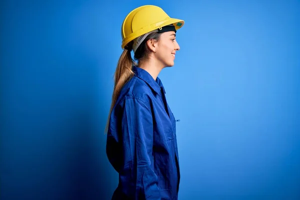 Junge Schöne Arbeiterin Mit Blauen Augen Trägt Sicherheitshelm Und Uniform — Stockfoto