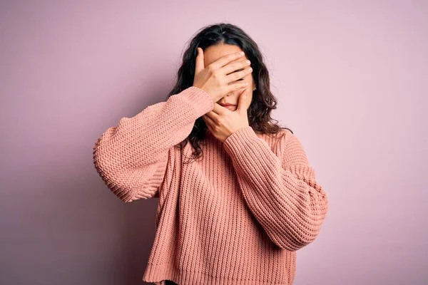 Kıvırcık Saçlı Genç Bir Kadın Pembe Arka Planda Günlük Süveter — Stok fotoğraf