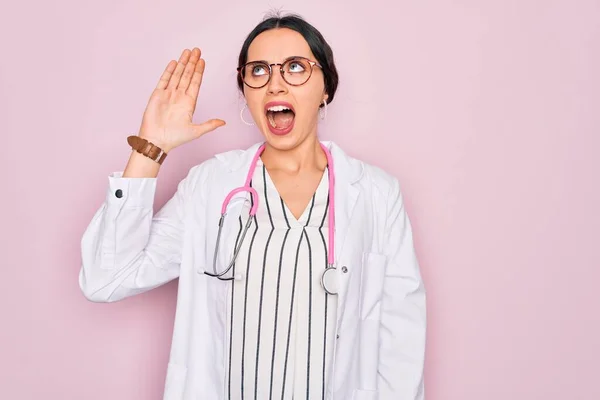 Belle Médecin Femme Aux Yeux Bleus Portant Manteau Stéthoscope Sur — Photo