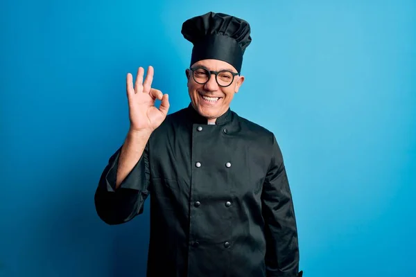 Hombre Guapo Cocinero Pelo Gris Mediana Edad Con Uniforme Cocina —  Fotos de Stock
