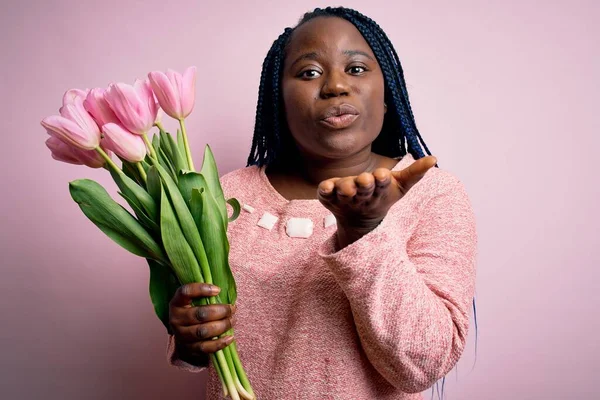 Jeune Femme Afro Américaine Taille Avec Des Tresses Tenant Bouquet — Photo