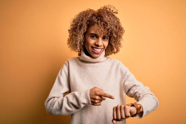 Young Beautiful African American Woman Wearing Turtleneck Sweater Yellow Background — Stock Photo, Image