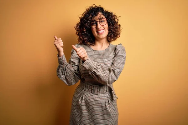 Beautiful Arab Business Woman Wearing Dress Glasses Standing Yellow Background — Stock Photo, Image