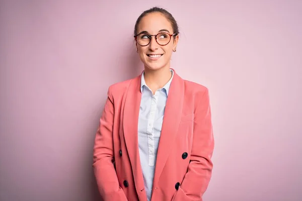 Νεαρή Όμορφη Επιχειρηματίας Φορώντας Σακάκι Και Γυαλιά Πάνω Από Απομονωμένο — Φωτογραφία Αρχείου