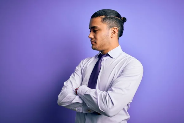 腕で側に見て孤立した紫色の背景の上に立ってエレガントなネクタイを身に着けている若いブラジルのビジネスマンは 確信と自信を越え — ストック写真