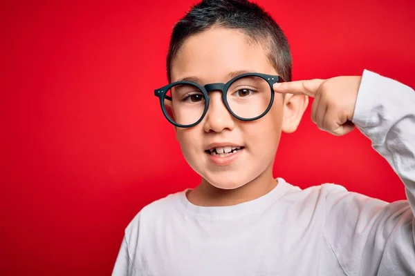 Jovem Garoto Inteligente Usando Óculos Nerd Sobre Vermelho Isolado Fundo — Fotografia de Stock