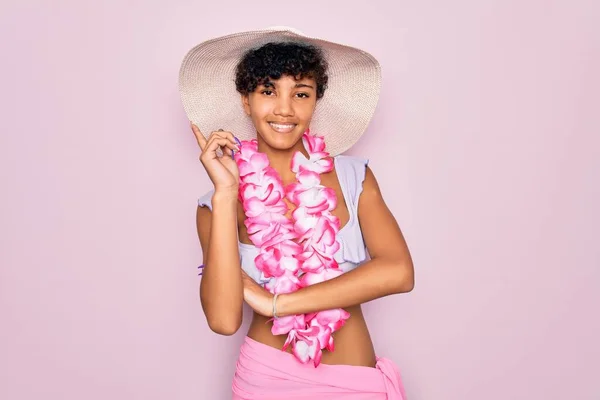 Ung Vacker Afrikansk Turist Kvinna Bär Bikini Och Hawaiian Lei — Stockfoto