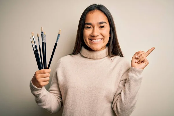Joven Hermosa Artista Asiática Mujer Sosteniendo Pinceles Pie Sobre Fondo —  Fotos de Stock