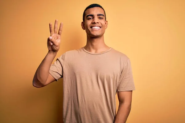 Junger Gutaussehender Afrikanisch Amerikanischer Mann Lässigem Shirt Vor Gelbem Hintergrund — Stockfoto