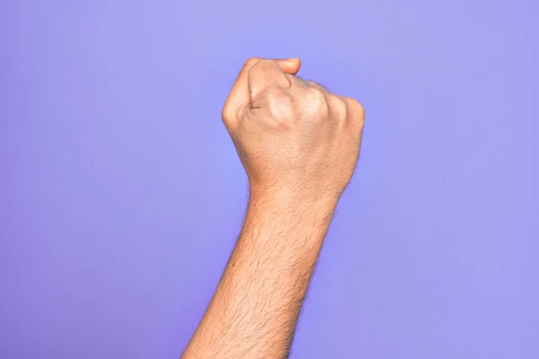 Mano Joven Caucásico Mostrando Los Dedos Sobre Fondo Púrpura Aislado —  Fotos de Stock