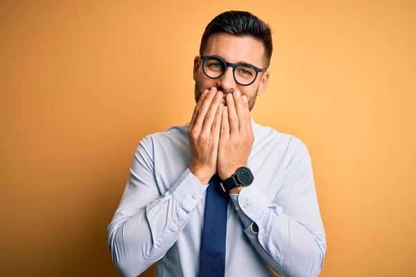 Junger Gutaussehender Geschäftsmann Mit Krawatte Und Brille Steht Lachend Vor — Stockfoto