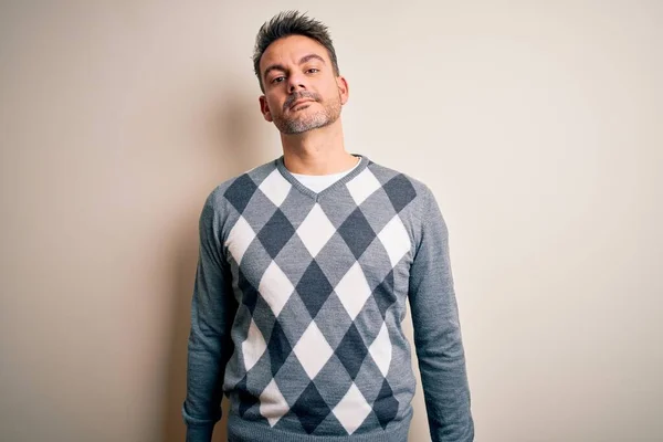 Jovem Homem Bonito Vestindo Camisola Casual Sobre Fundo Branco Isolado — Fotografia de Stock