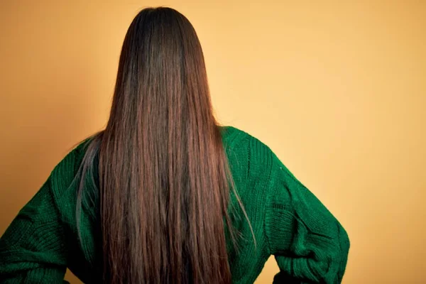 Junge Schöne Asiatische Frau Grünem Winterpullover Über Gelbem Isoliertem Hintergrund — Stockfoto