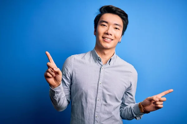 Homem Chinês Bonito Jovem Vestindo Camisa Casual Sobre Fundo Azul — Fotografia de Stock