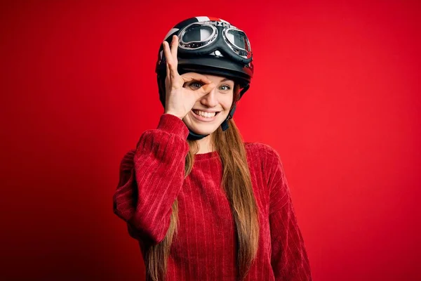 Jovem Mulher Motociclista Ruiva Bonita Usando Capacete Moto Sobre Fundo — Fotografia de Stock