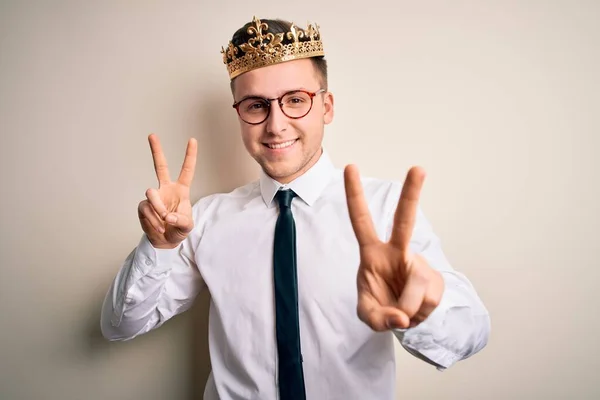 Jovem Homem Negócios Caucasiano Bonito Vestindo Coroa Ouro Sobre Fundo — Fotografia de Stock