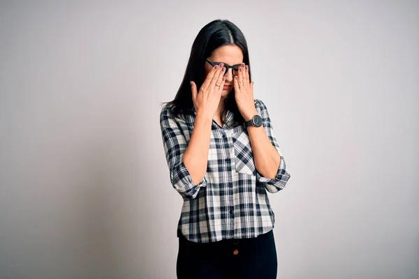 Junge Brünette Frau Mit Blauen Augen Lässigem Hemd Und Brille — Stockfoto