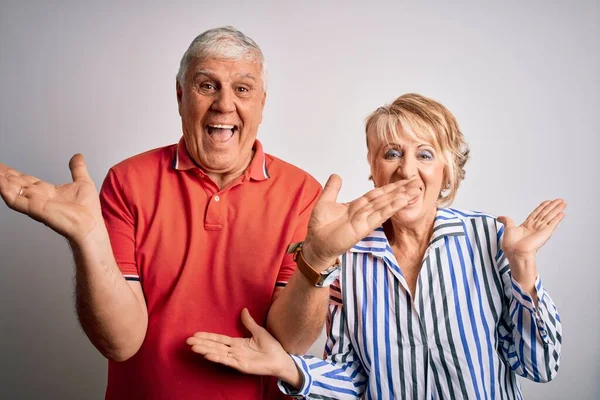 Senior Vackra Par Står Tillsammans Över Isolerad Vit Bakgrund Firar — Stockfoto