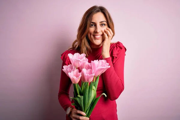 Jonge Mooie Brunette Vrouw Met Boeket Van Roze Tulpen Geïsoleerde — Stockfoto