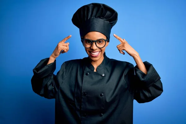 Afro Amerikan Aşçı Kadın Aşçı Üniforması Mavi Arka Planda Şapka — Stok fotoğraf