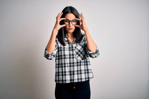 Ung Brunett Kvinna Med Blå Ögon Bär Casual Skjorta Och — Stockfoto