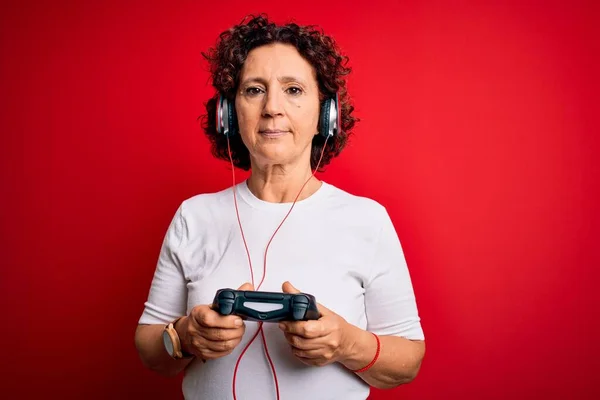 Frau Mittleren Alters Mit Lockigem Haar Spielt Videospiel Mit Steuerknüppel — Stockfoto