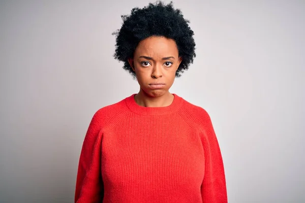 赤いカジュアルなセーターを着て巻き毛を持つ若い美しいアフリカ系アメリカ人アフロ女性は落ち込んでおり 苦痛のために心配し 怒って恐れて泣いています 悲しい表情 — ストック写真