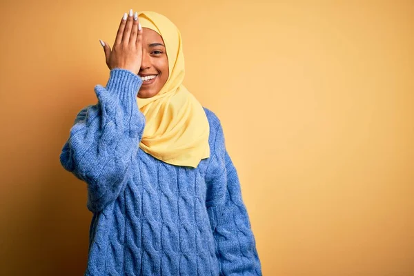 Jovem Afro Americana Afro Mulher Vestindo Hijab Muçulmano Sobre Fundo — Fotografia de Stock