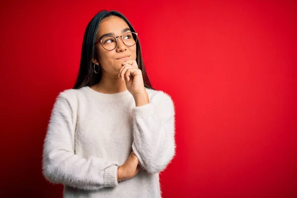 Joven Hermosa Mujer Asiática Con Suéter Casual Gafas Sobre Fondo —  Fotos de Stock